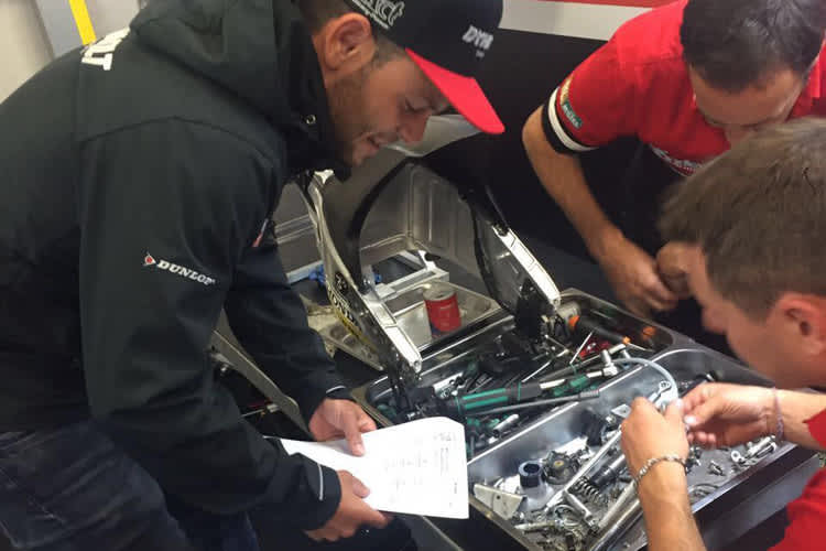 Sandro Cortese besuchte in Assen die Kiefer-Box