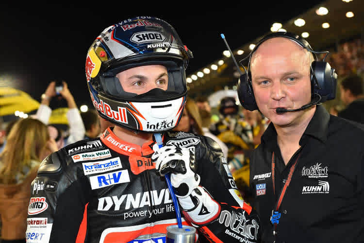 Sandro Cortese: Verletzt und mit Teamchef Jürgen Lingg in der ersten Startreihe beim Katar-GP