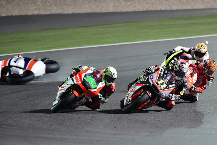 Cortese mitten im Getümmel: links stürzt Baldassarri, neben ihm West (95), dahinter Terol und Cardús