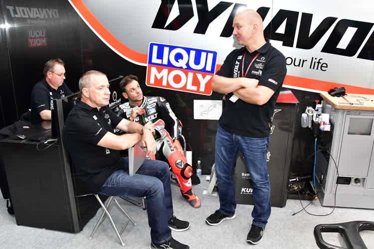 Ratlos: Crew-Chief Alfred Willeke, Sandro Cortese und Technikchef Jürgen Lingg