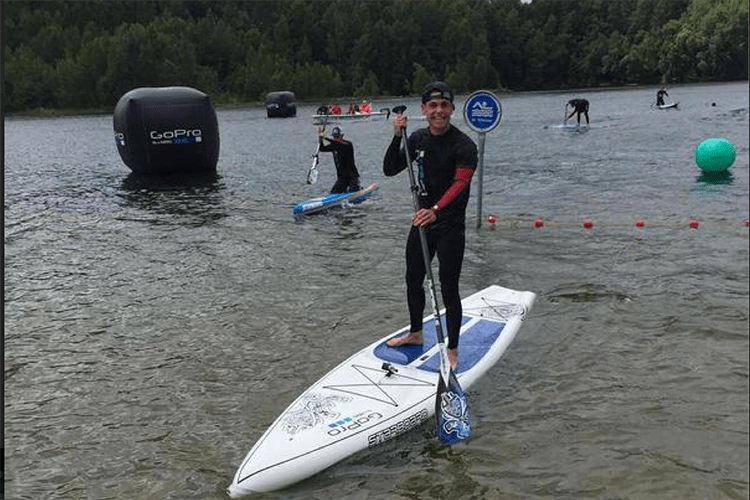 Sandro Cortese beim Stand Up Paddling auf dem Stausee Oberwald 