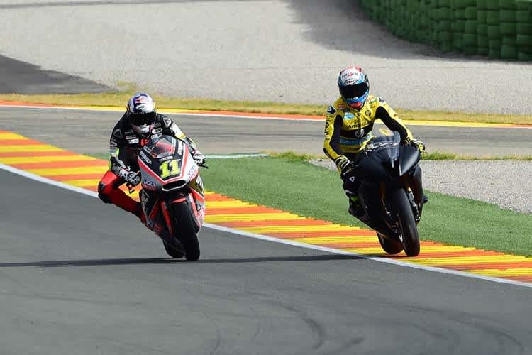 Sandro Cortese auf der 2016er-Kalex und Alex Rins mit seiner 600-ccm-Honda