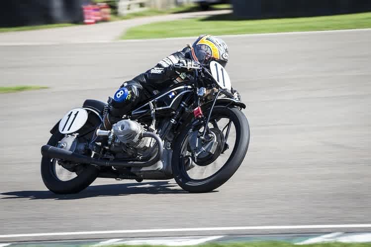Maria Costello auf der historischen BMW R 57 mit Kompressor-Aufladung