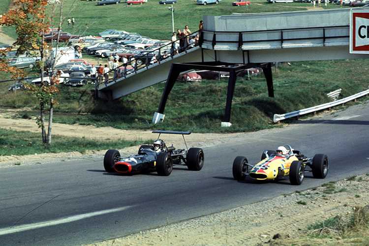 Piers Courage (links) überrundet Al Pease in Kanada 1968