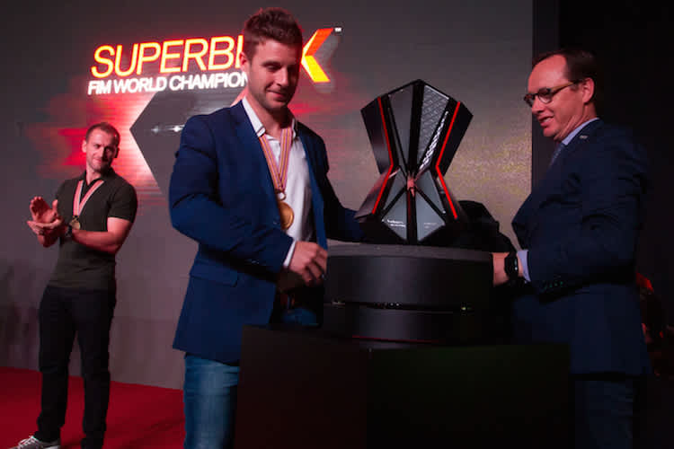 Jonathan Rea erhält von Dorna-Manager Javier Alonso Auszeichnungen - Tom Sykes applaudiert im Hintergrund