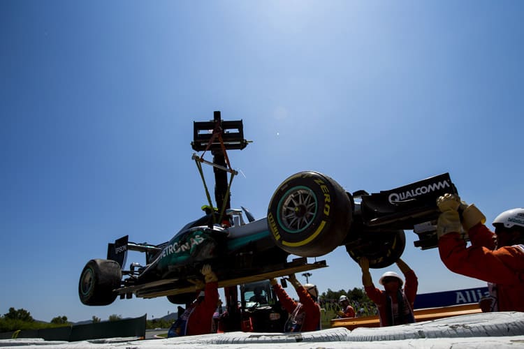 Viel zu tun: Der Crash von Lewis Hamilton und Nico Rosberg bescherte den Mercedes-Mitarbeitern Extra-Abreitsstunden