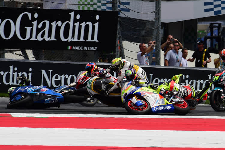 In Kurve 1 stürzten zahlreiche Moto2-Piloten