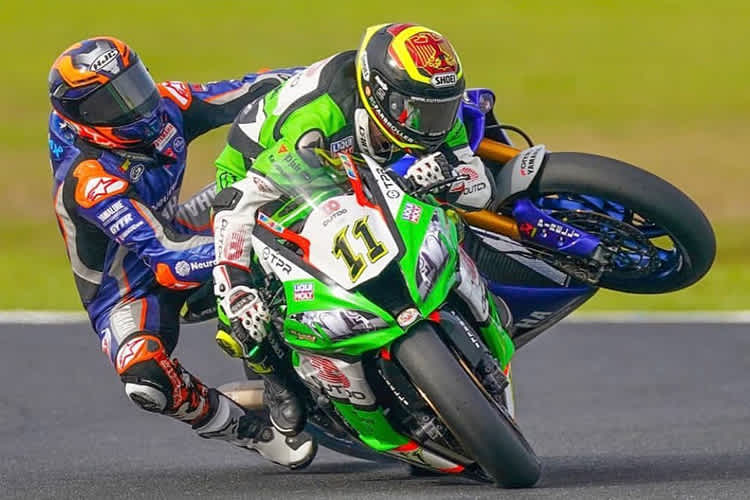 Da hat’s gewaltig gekracht: Sandro Cortese (11) gegen Garrett Gerloff