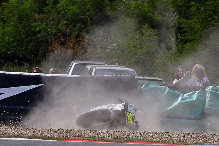 In der 15. Runde schmiss Crutchlow seine Honda in den Kies