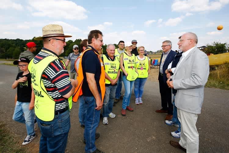 Dr. Markl und eine Delegation der über 3.000 Helfer