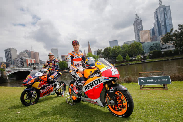 Dani Pedrosa (re.) und Jack Miller vor der Melbourne-Skyline