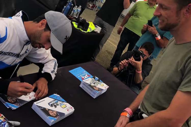 Für das Geburtstagskind Jenson Button gab es natürlich auch ein Autogramm  