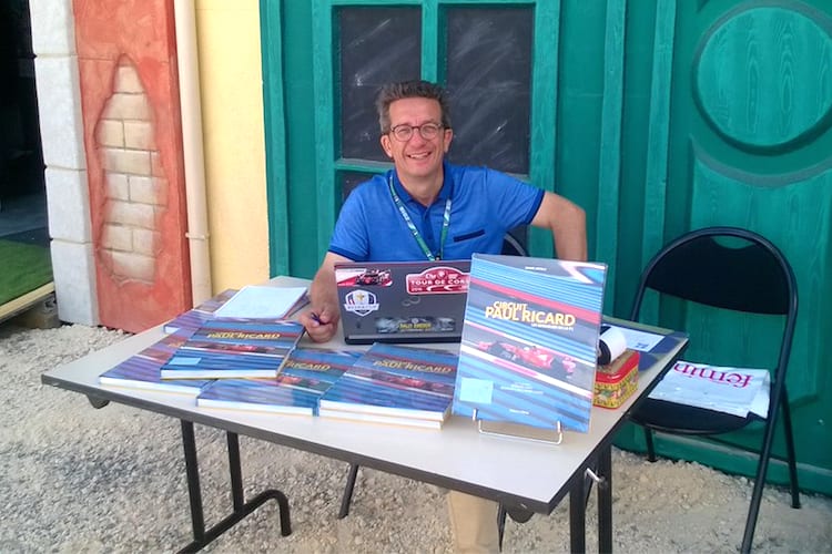 Daniel Ortelli mit seinem Buch