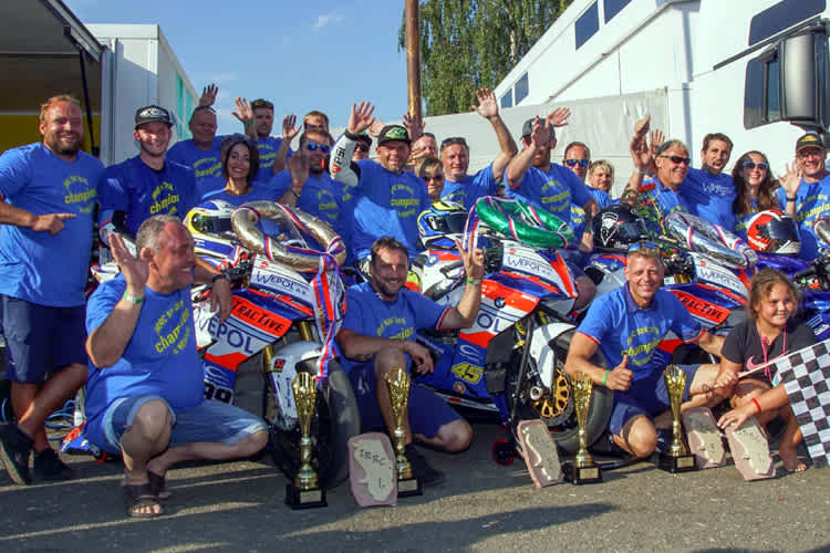 Danny Webb (2.v.l.) und sein Team Wepol Racing by Penz13.com feiern den vorzeitigen Titelgewinn