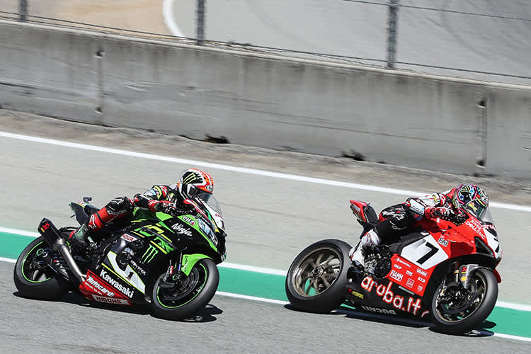 Seltenes Bild 2017: Chaz Davies vor Jonathan Rea