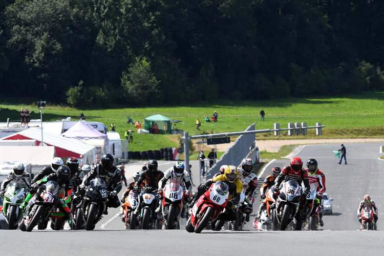 Ralph Schädel (60) stürmt davon, gefolgt von Holger Aue (98)