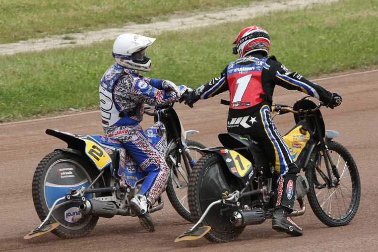 WM-Leader Joonas Kylmäkorpi (1) gratuliert GP-Sieger Jannick de Jong