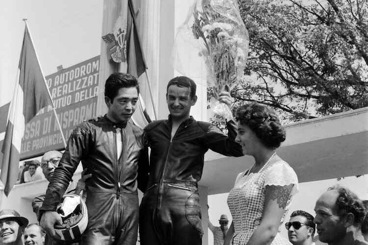 Siegerehrung nach dem 125-ccm-Rennen 1961 in Monza: Sieger Ernst Degner mit Konkurrent Tanaka 