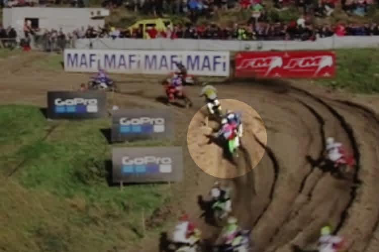 Im TV-Bild ist gut zu erkennen, wie Clement Desalle Max Nagl ins Heck fährt