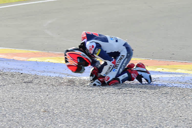 Schmerzverzerrt hockte Di Giannantonio nach seinem Sturz im Kiesbett