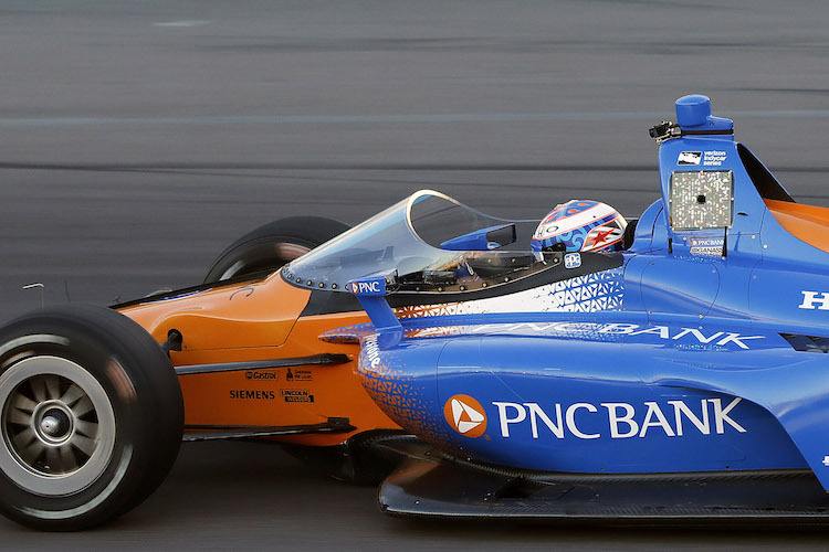 Scott Dixon rückte mit der Schutzscheibe an seinem IndyCar-Renner aus…  