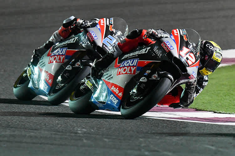 Im Rennen in Losail wurde Tom Lüthi (12) im Finish von Marcel Schrötter distanziert