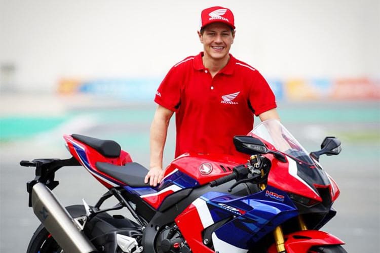 Dominique Aegerter beim Boxenstopp