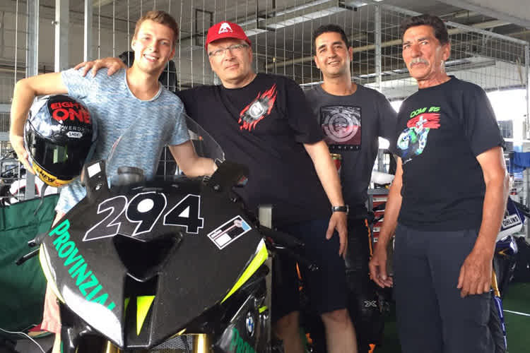 Zwei schnelle Schmitter: Dominic mit Vater Peter (die zwei links)