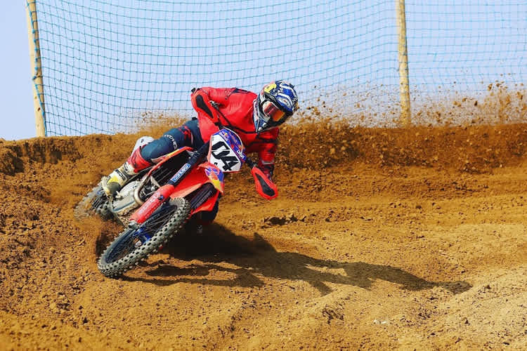 Andrea Dovizioso gibt auch auf dem Motocross-Bike Gas