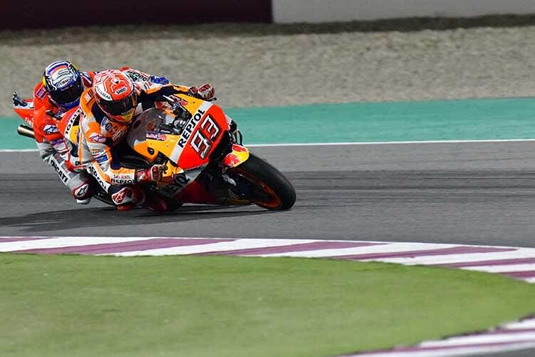 22. Runde, Zielkurve: Marc Márquez hat Dovi ausgebremst, biegt aber zu schnell in die Zielkurve ein