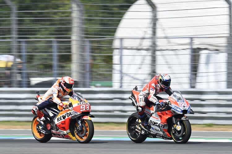 Buriram-GP: Andrea Dovizioso (04) wehrte sich gegen Marc Márquez