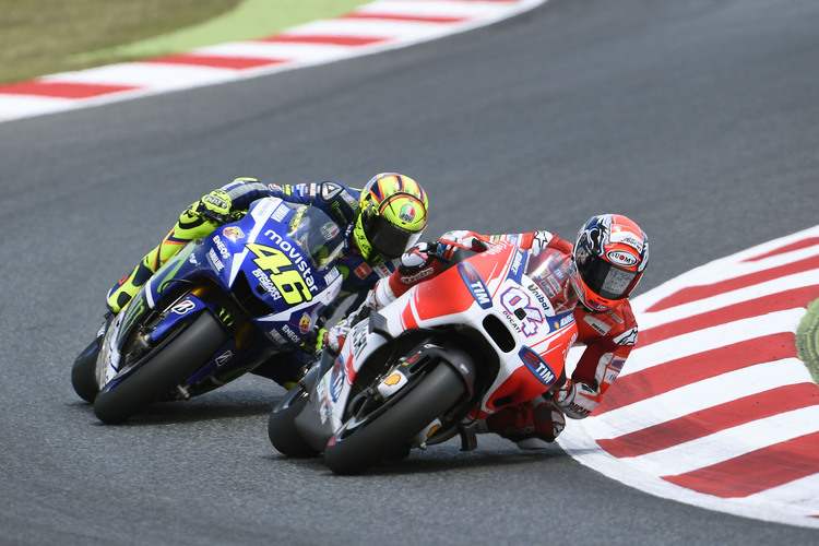 Im Rennen von Barcelona: Andrea Dovizioso (04) wehrt sich gegen Rossi