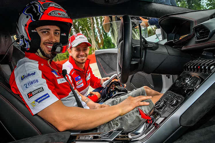 Andrea Dovizioso in einem Lamborghini Huracan, links neben ihm Casey Stoner