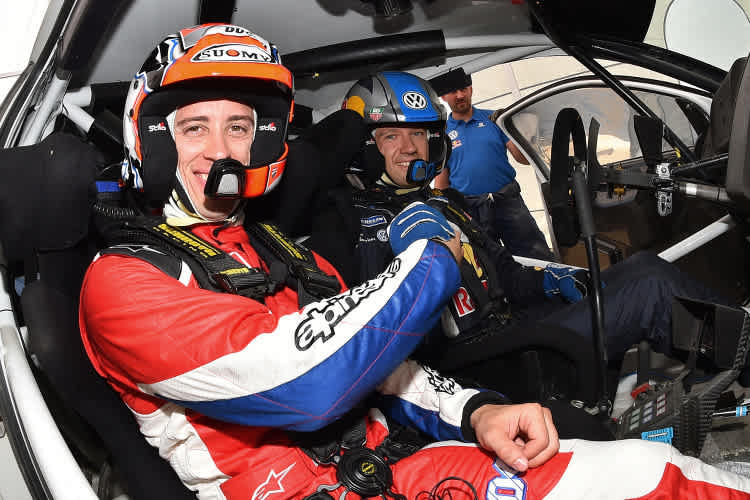 MotoGP-Star Andrea Dovizioso als Beifahrer von Sébastien Ogier im VW Polo R WRC