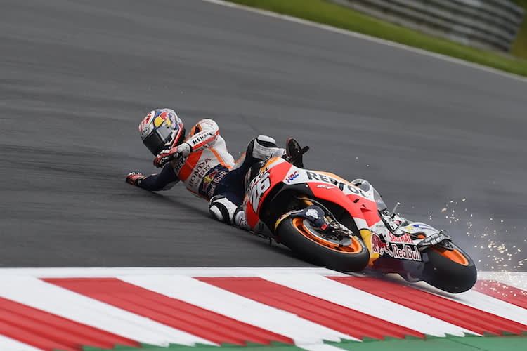 Die erste Sturzphase: Dani Pedrosa verliert die Kontrolle über seine Honda