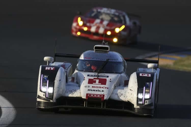 Audi fährt einer Doppelführung entgegen