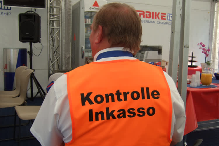 Bert Poensgen hatte sich fürs Rennen eine passende Garderobe fertigen lassen