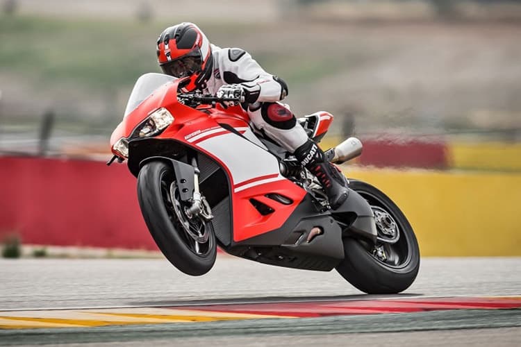 Um diesen Job beneidet ihn die Motorradwelt: Alessandro Viale im Einsatz als Testfahrer der 1299 Superleggera