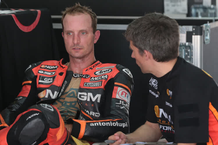 Frustriert: Colin Edwards in der Box des Forward-Teams mit Data-Recording-Techniker Tex Geissler