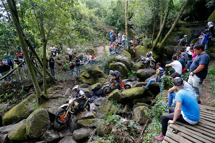 Auf der Enduro-Startrampe: Den Unterschied zwischen Streckenstrafzeit und Sonderprüfungszeit und noch viel mehr erklärt unsere Multimedia-Reportage