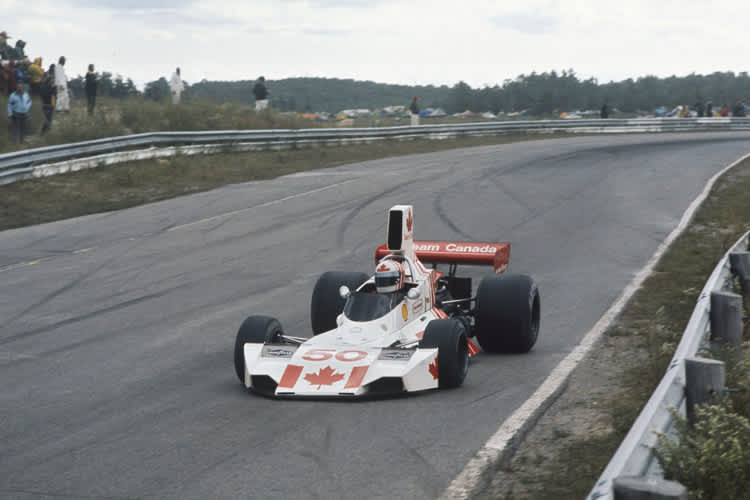 Wer ist hier an der Arbeit? Wo sind wir? Und wann ist das Bild entstanden?