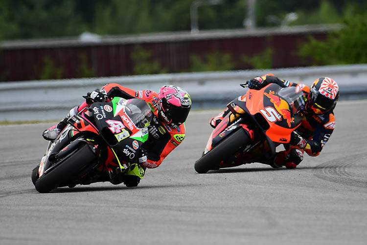 Aleix Espargaró vor Johann Zarco