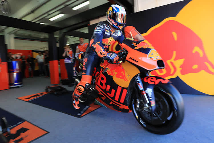 Pol Espargaró in der Box des Teams Red Bull KTM