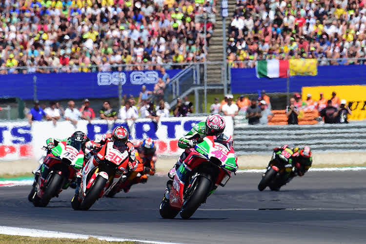 Im Rennen: Aleix Espargaró (41) vor Nakagami (30) und Redding (45)