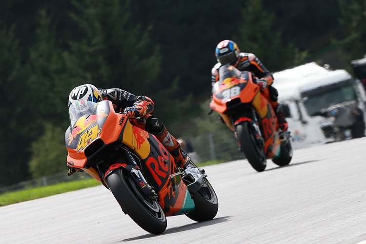Pol Espargaró vor seinem KTM-Teamkollegen Bradley Smith