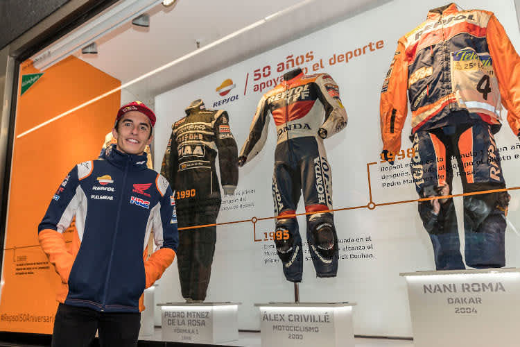 Marc Márquez posiert vor den Exponaten in Madrid