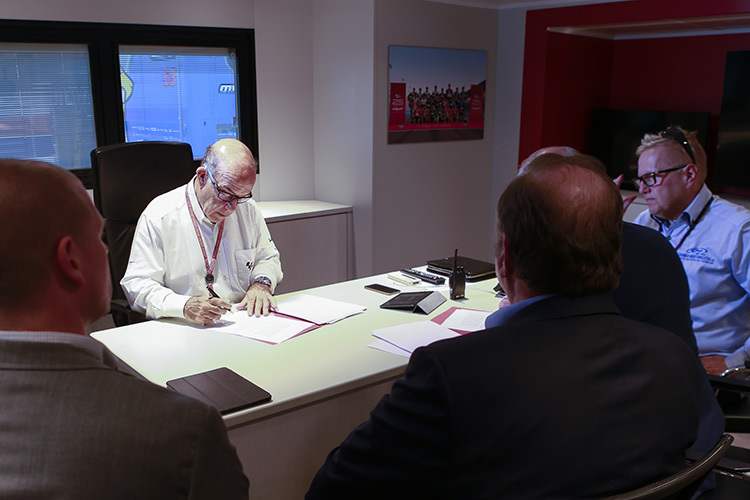 Dorna-CEO Carmelo Ezpeleta einigte sich mit der finnischen Delegation auf einen Finnland-GP 2018