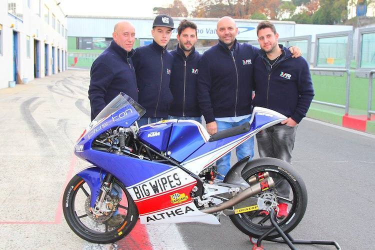 Michel Fabrizio (mitte) mit seinem neuen Team 