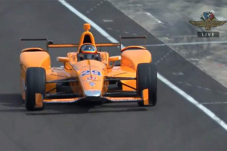 Fernando Alonso geht auf die Bahn