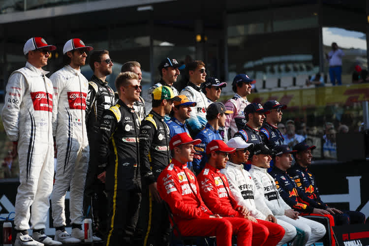 Die Formel-1-Fahrer beim Gruppenfoto in Abu Dhabi 2019